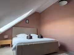 Bedroom 1 - Queen bed