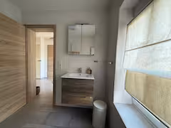 Full bathroom 1